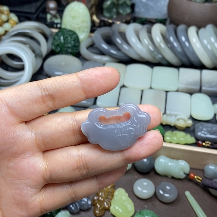 依***y和田玉未镶嵌颈饰