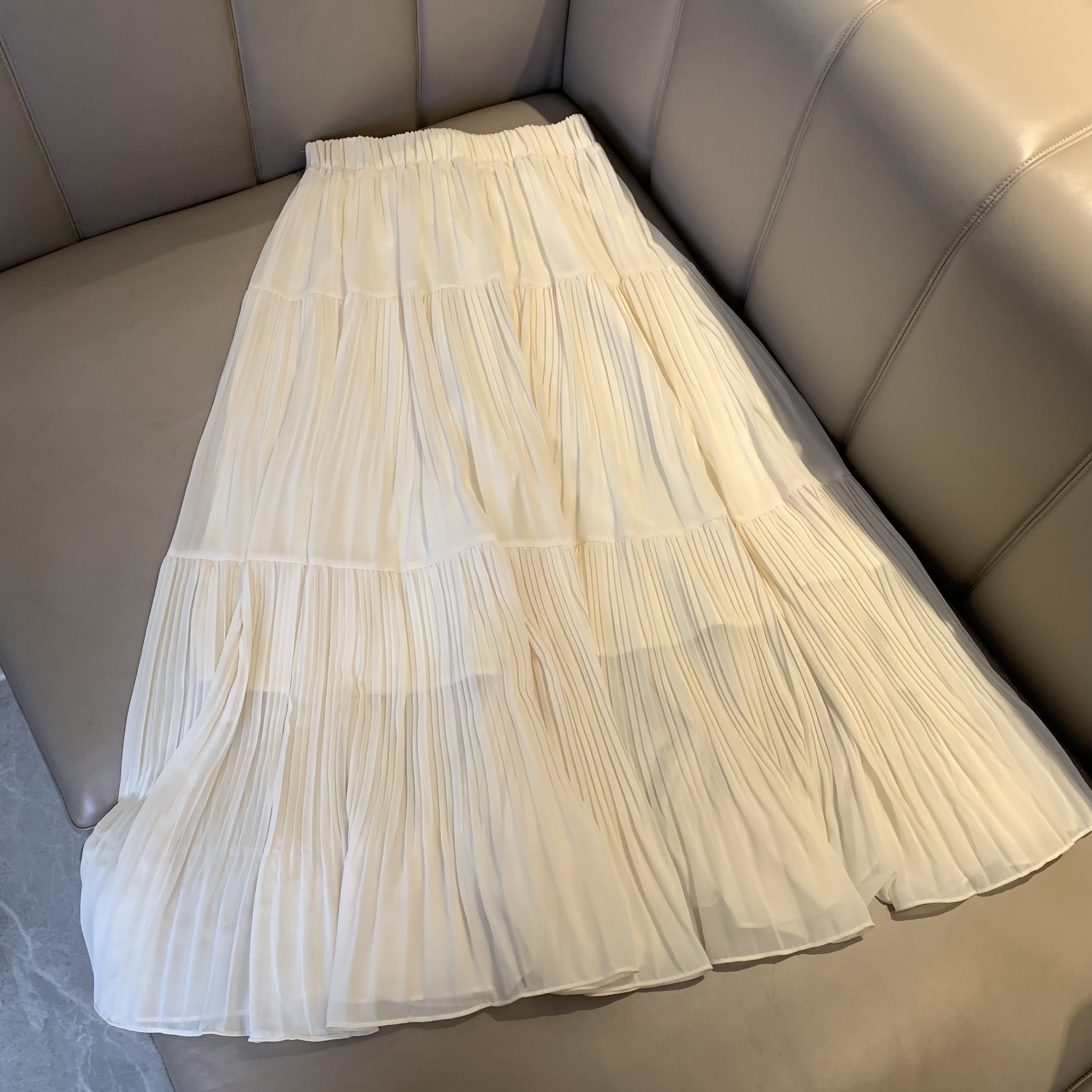 奶白色褶皱蛋糕裙气质休闲