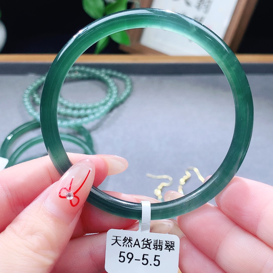 翡翠未镶嵌手镯（圆镯）