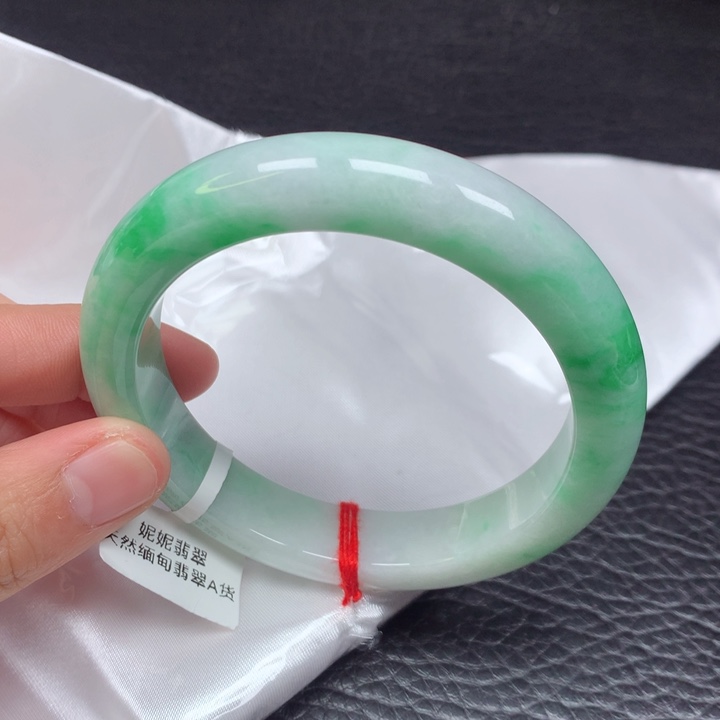 翡翠手镯未镶嵌。