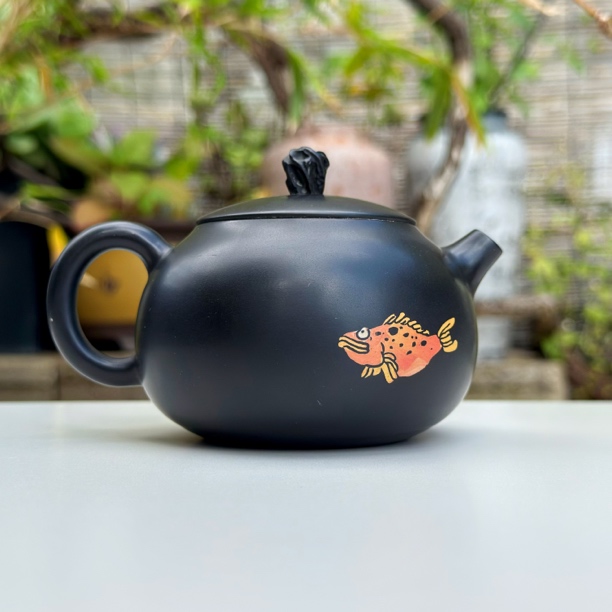 【陶点茶】建水紫陶小鱼鱼趣阴刻阳填球孔重工壶钮