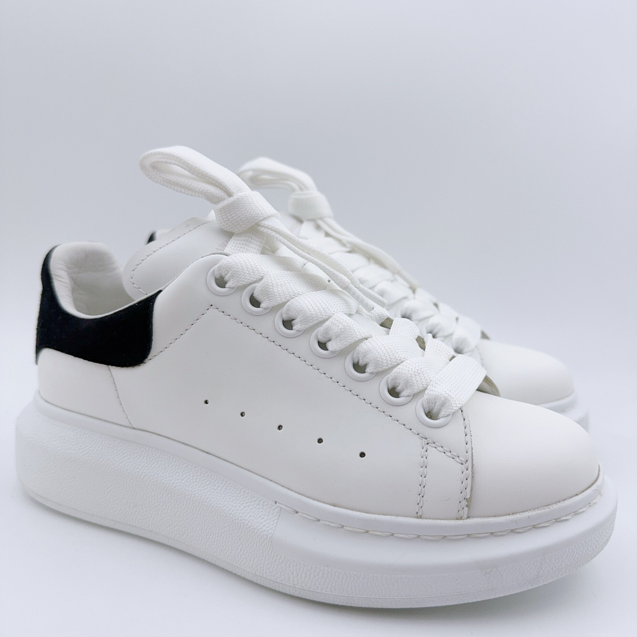 95新 Alexander McQueen/亚历山大·麦昆 37码/经典黑色后尾小白鞋