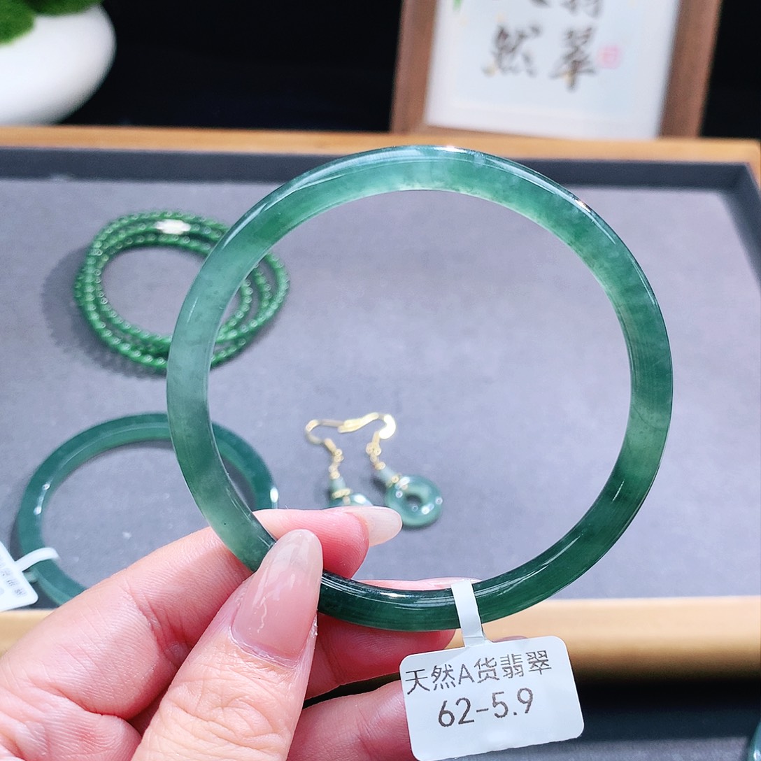 翡翠手镯（圆镯）未镶嵌