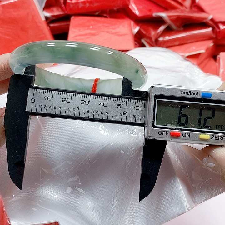 翡翠手镯未镶嵌139。    