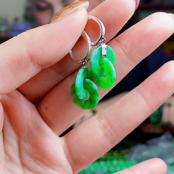 翡翠18K金镶嵌颈饰多样性