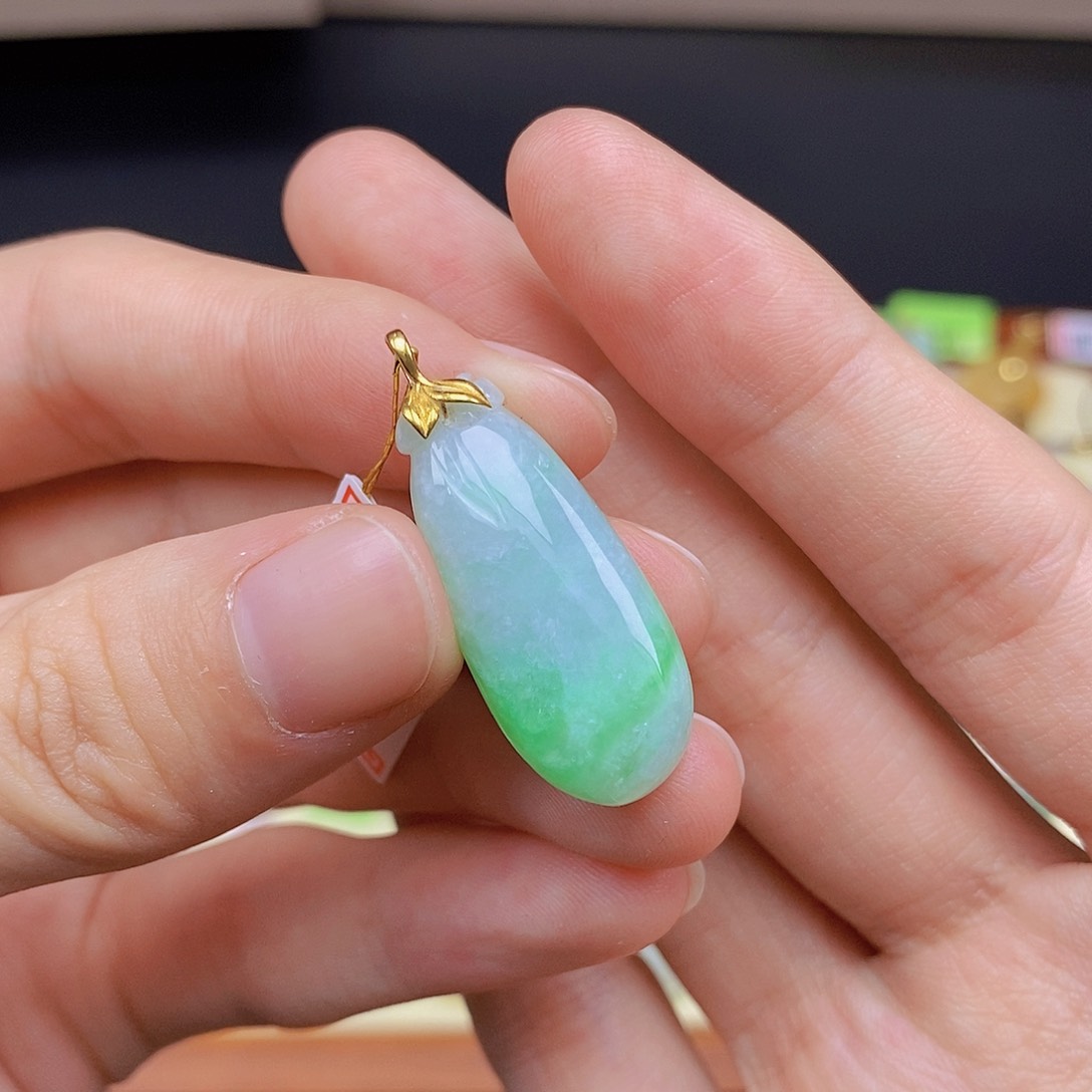 翡翠颈饰18K金镶嵌翡翠