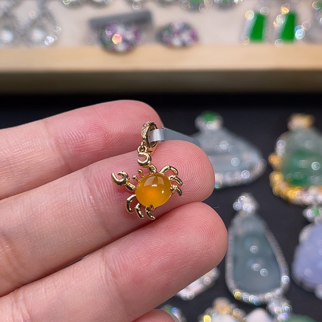 翡翠18K金镶嵌颈饰黄翡蛋面提溜