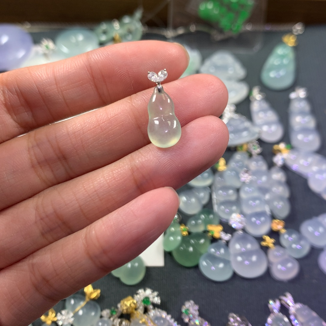 翡翠18K金镶嵌颈饰冰晴绿葫芦