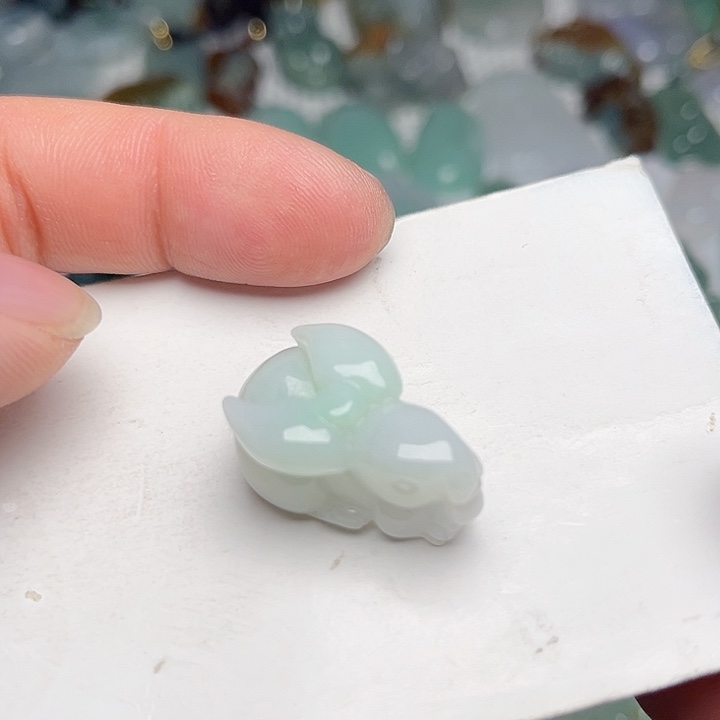 翡翠颈饰未镶嵌兔子