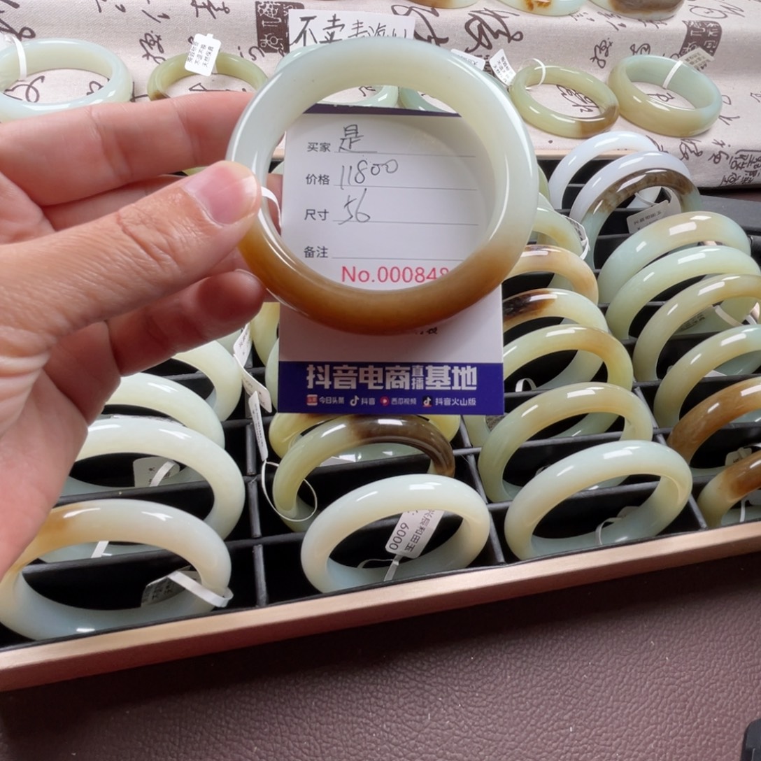 是***知和田玉未镶嵌手镯