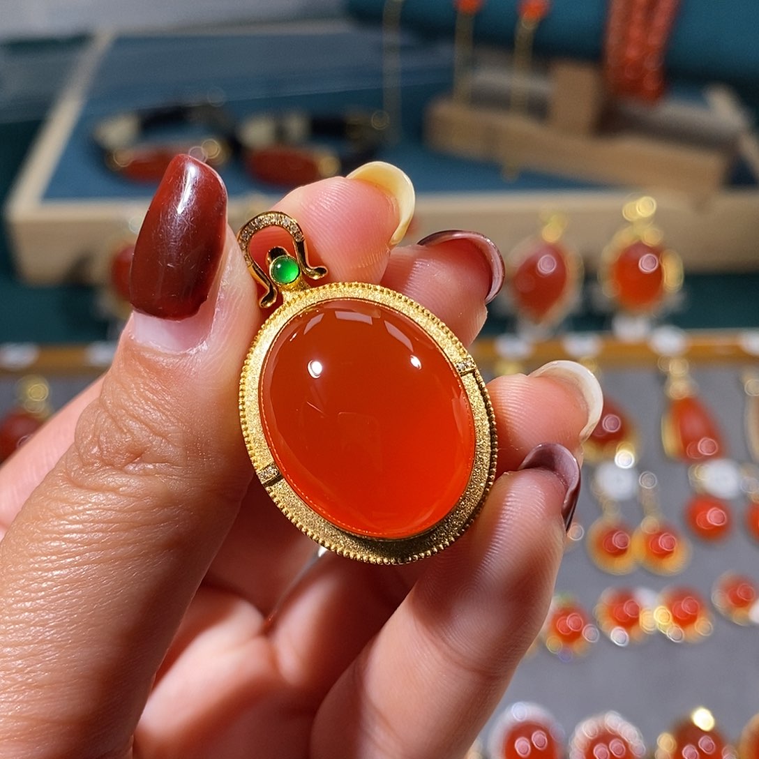 南红玛瑙颈饰18K金镶嵌