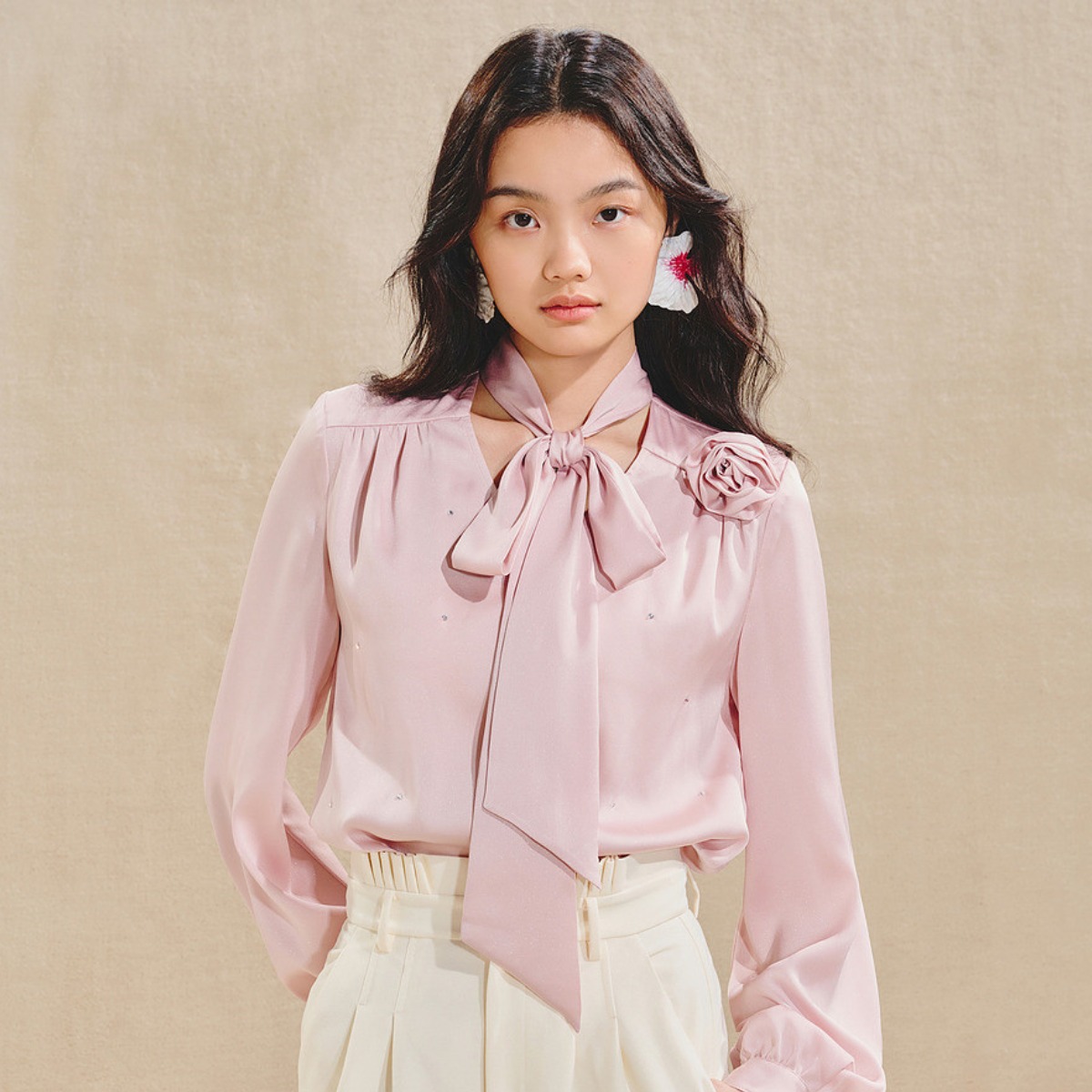 MAXRIENY一款两色优雅慵懒风缎面衬衫女立体玫瑰装饰上衣