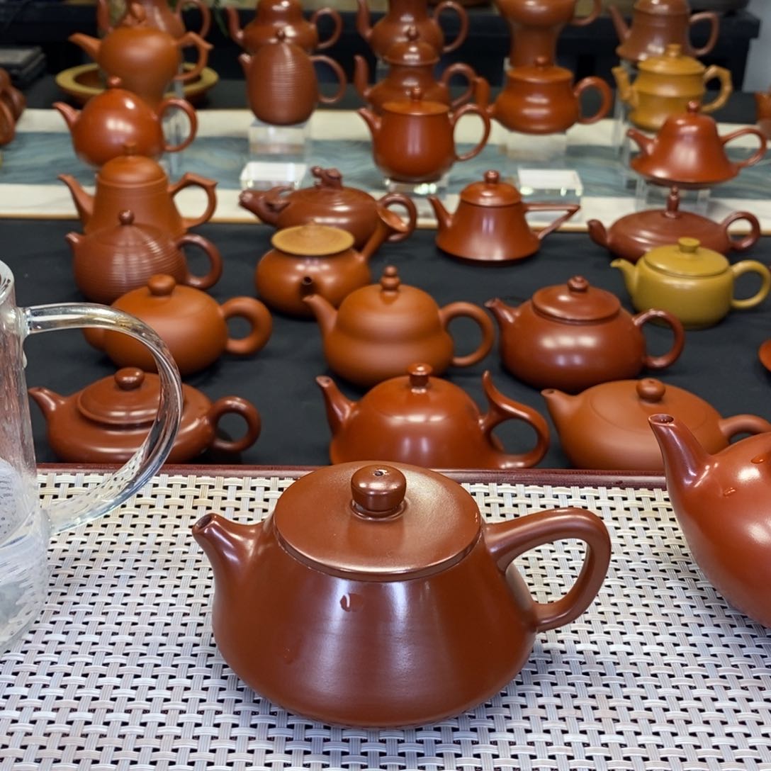 紫砂茶壶陳**。潮州手工艺