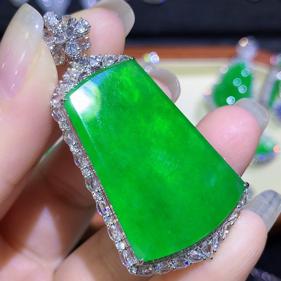 F***i翡翠18K金镶嵌颈饰高冰满绿无事牌一刀切分笔