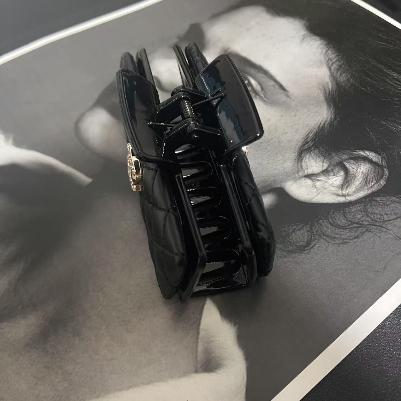 小香皮质菱格纹抓夹