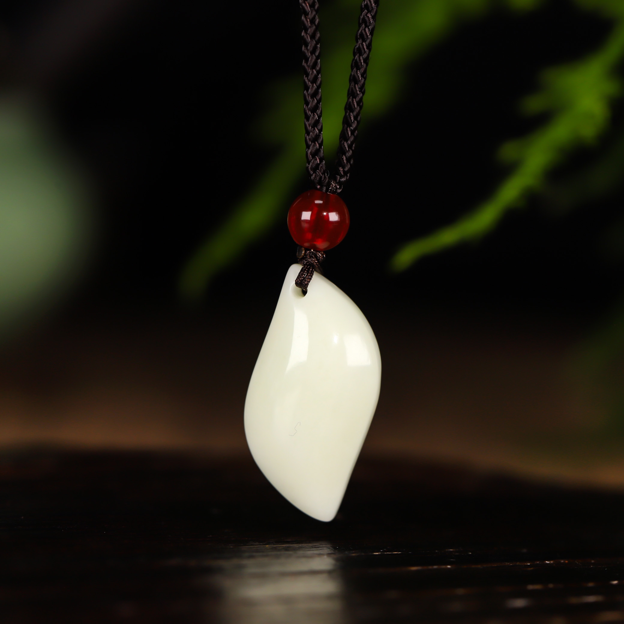 蓝田玉小水滴小叶子吊坠兵马俑景区同款天然活玉正品保真清新百搭