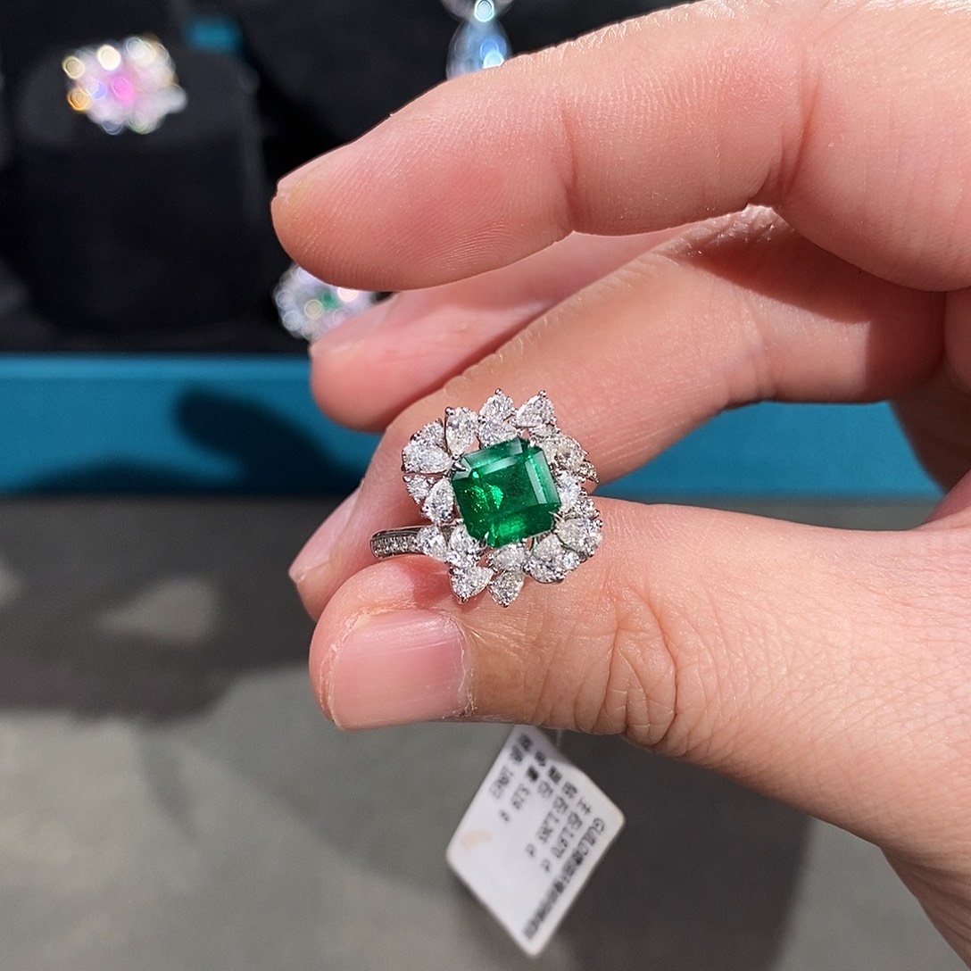 18K金镶嵌戒指祖母绿吉尔德微油沃顿绿1.97ct