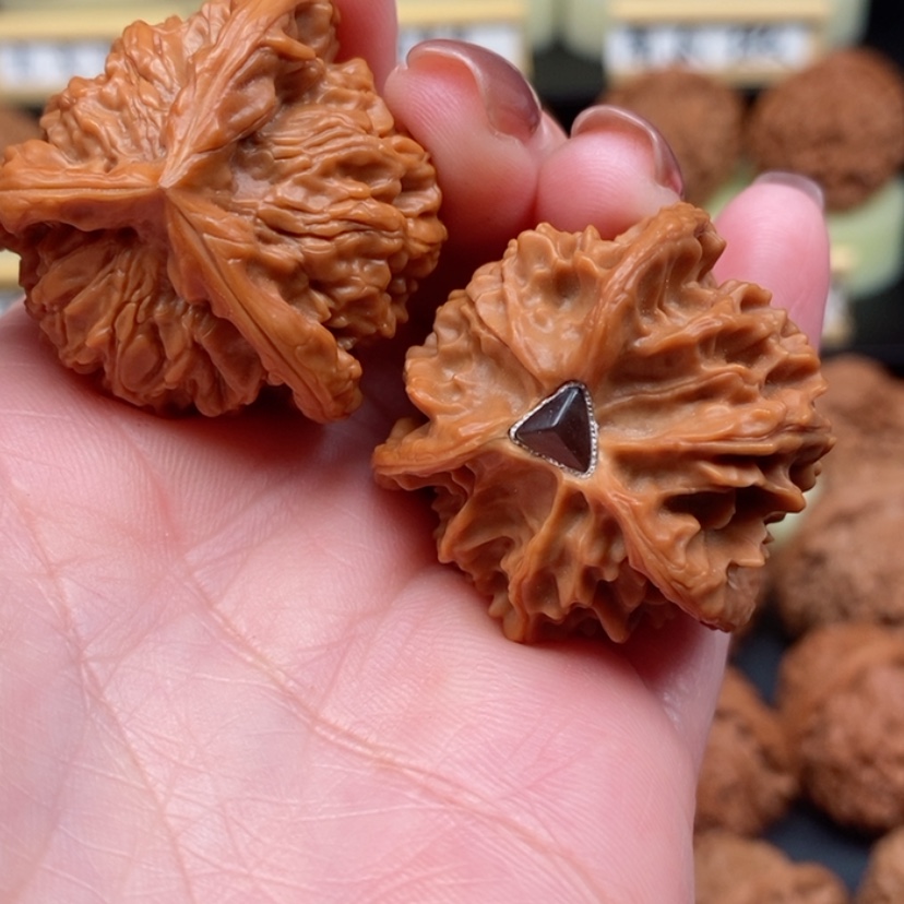 【闪购商品】文玩核桃吊坠春**舞三棱