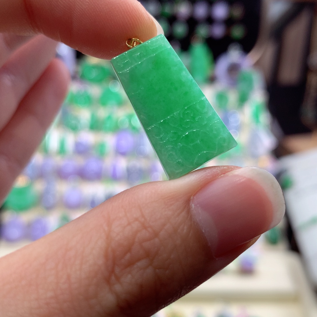 翡翠18K金镶嵌颈饰翡翠 