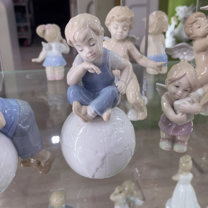 陶瓷地球男孩手工摆件