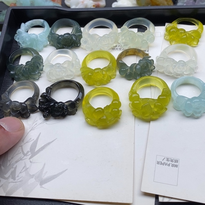 君***泽蛇纹石玉合金颈饰