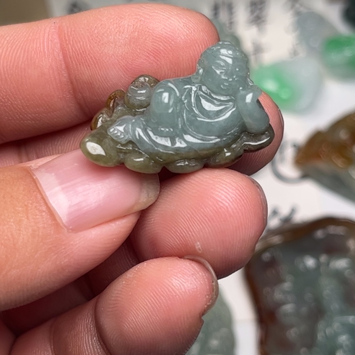 翡翠未镶嵌颈饰卧佛
