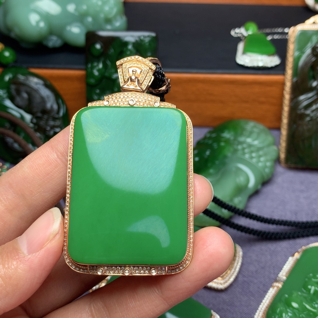 和田玉颈饰18K金镶嵌向***发