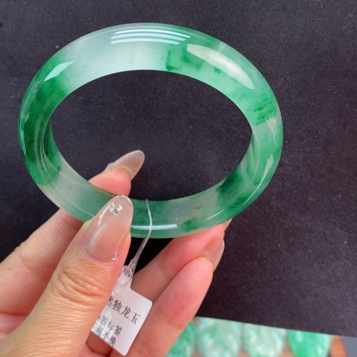 石英质玉手镯未镶嵌美**居