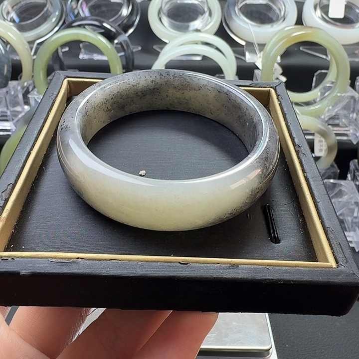 和田玉未镶嵌手镯