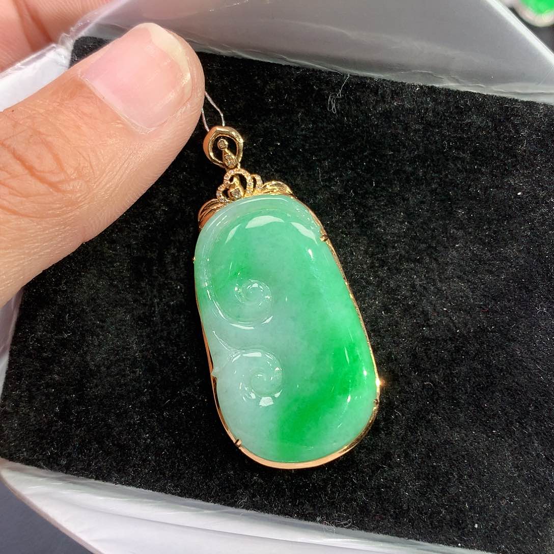 翡翠吊坠(赠链)18K金镶嵌
