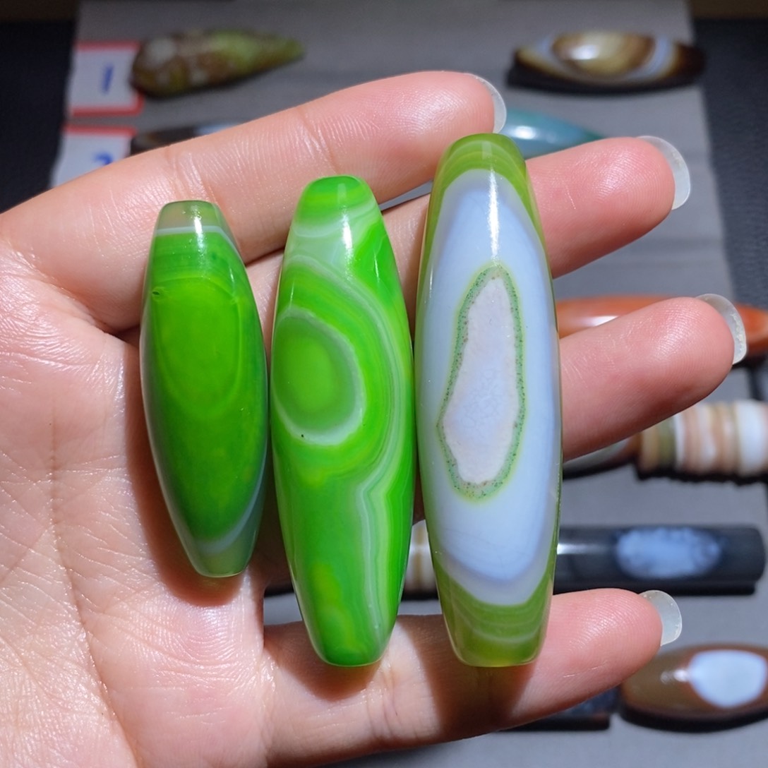 颈饰未镶嵌石英质玉