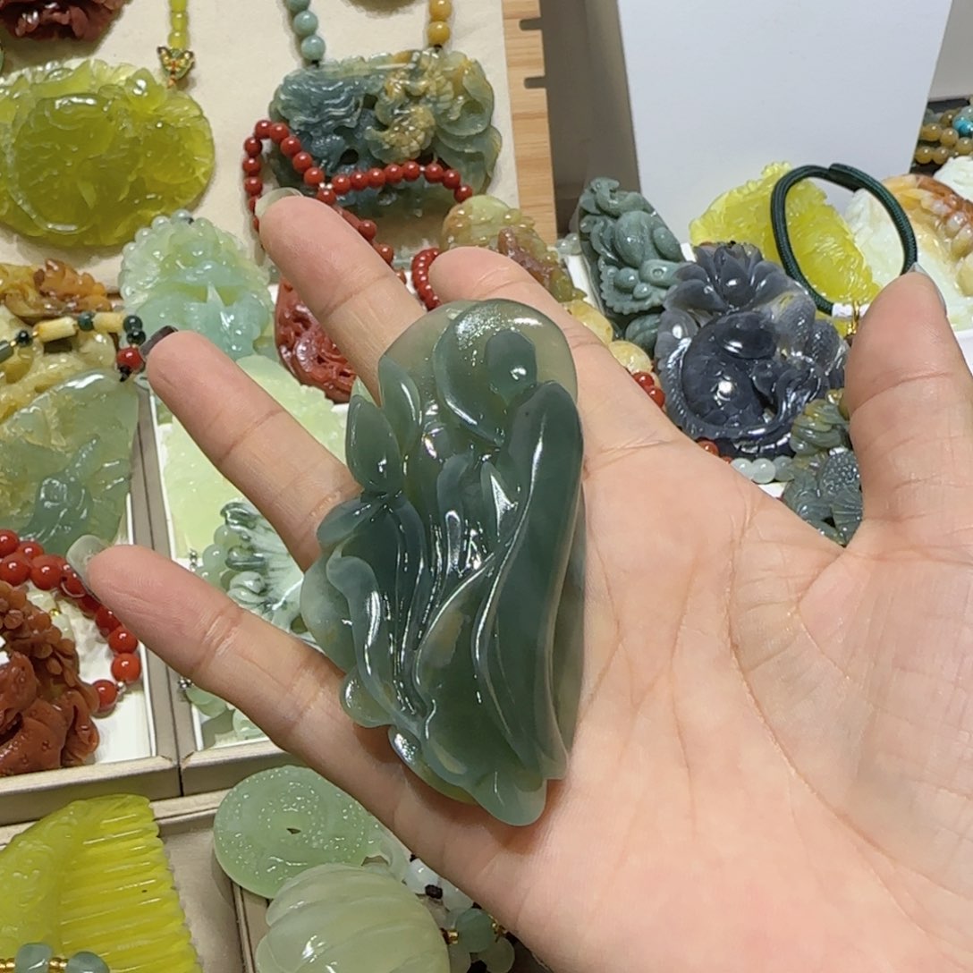 未镶嵌蛇纹石玉吊坠小****