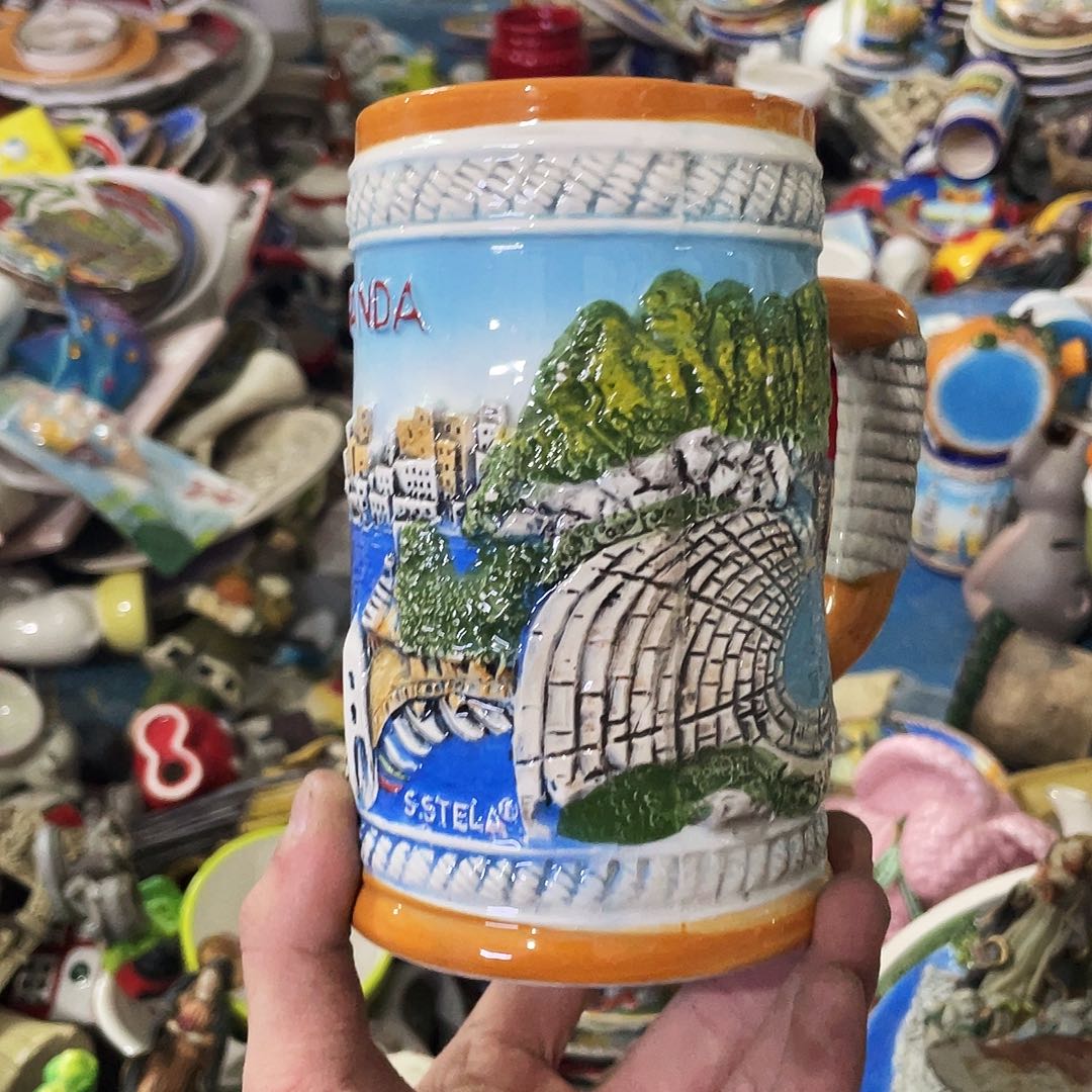 摆件   磕碰。封釉。