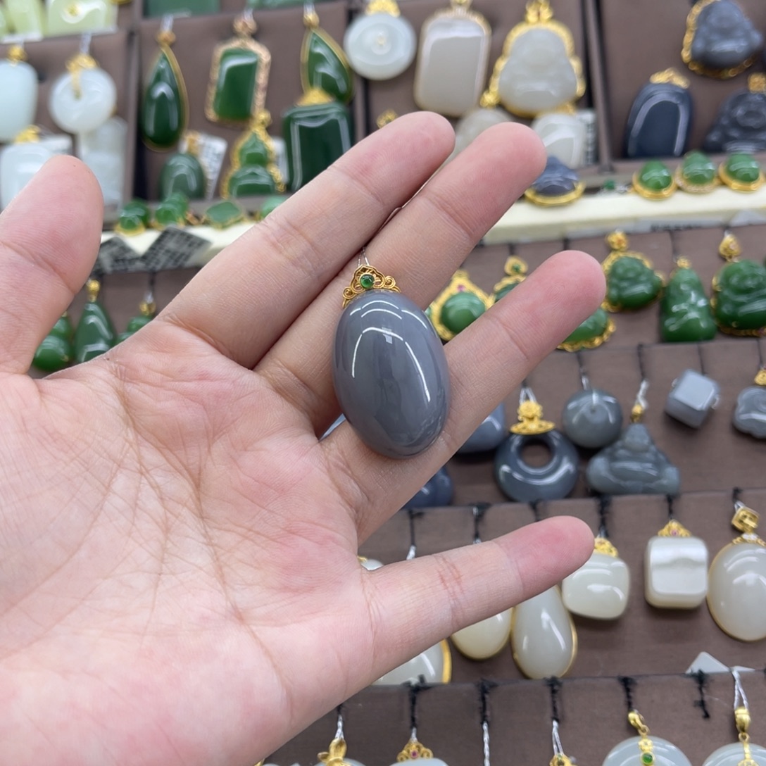 和田玉18K金镶嵌吊坠(赠链)