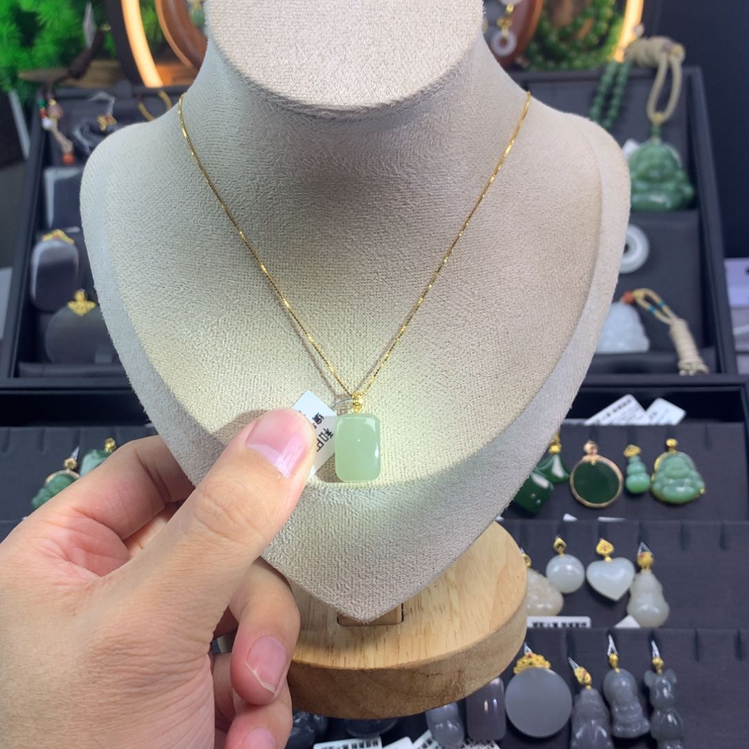 和田玉吊坠18K金镶嵌