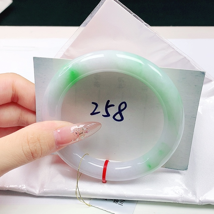 翡翠手镯（圆镯）未镶嵌56+