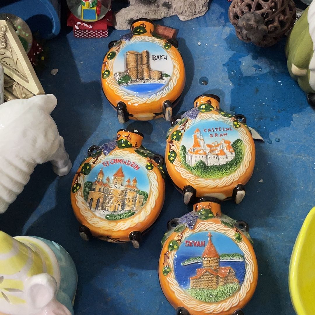 摆件樱****皮   磕碰。封釉。    