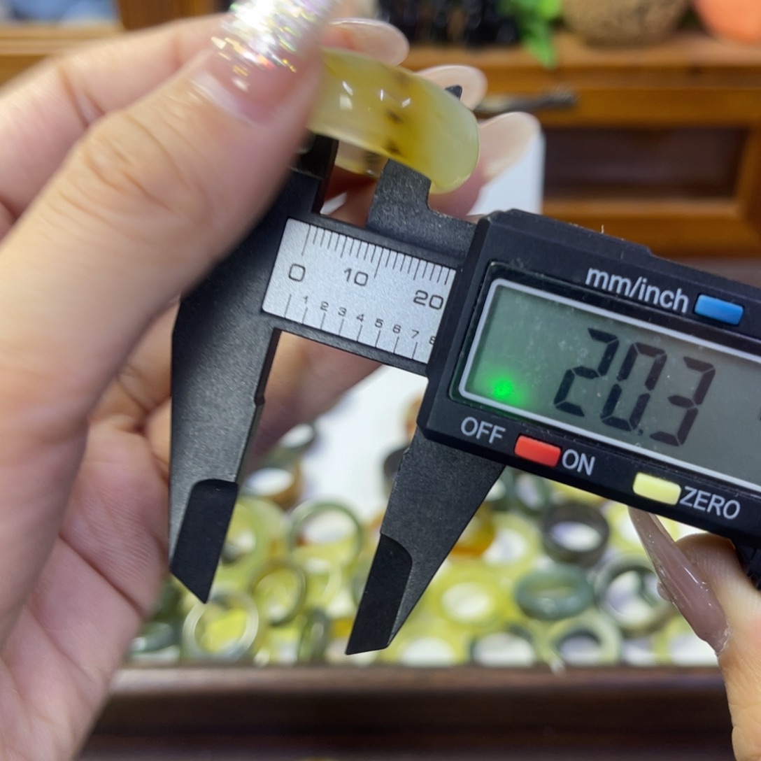 蛇纹石玉未镶嵌戒指瑕疵76