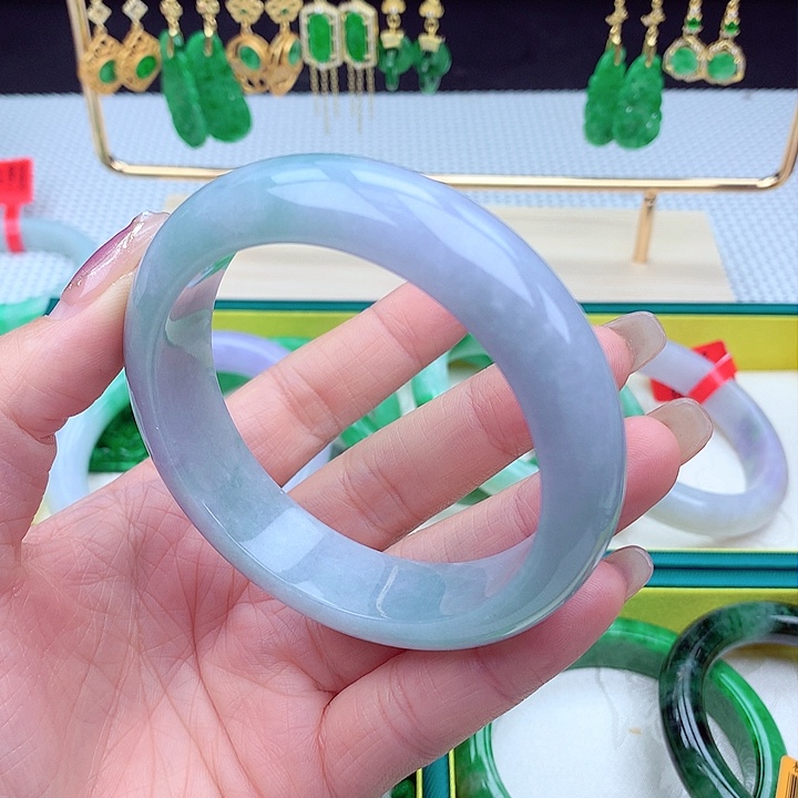 翡翠手镯未镶嵌翡翠