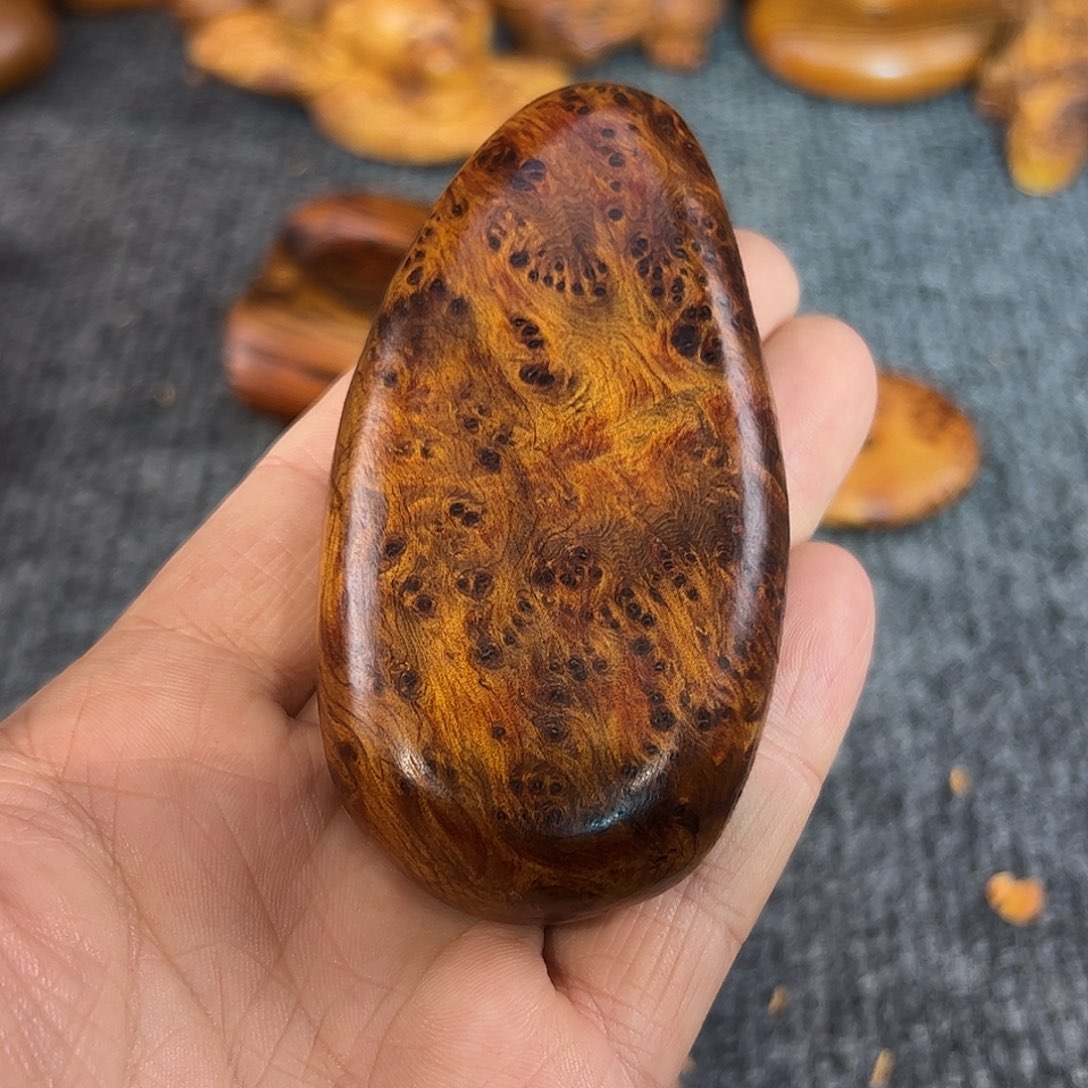 A***2崖柏太行崖柏瘤花手把件