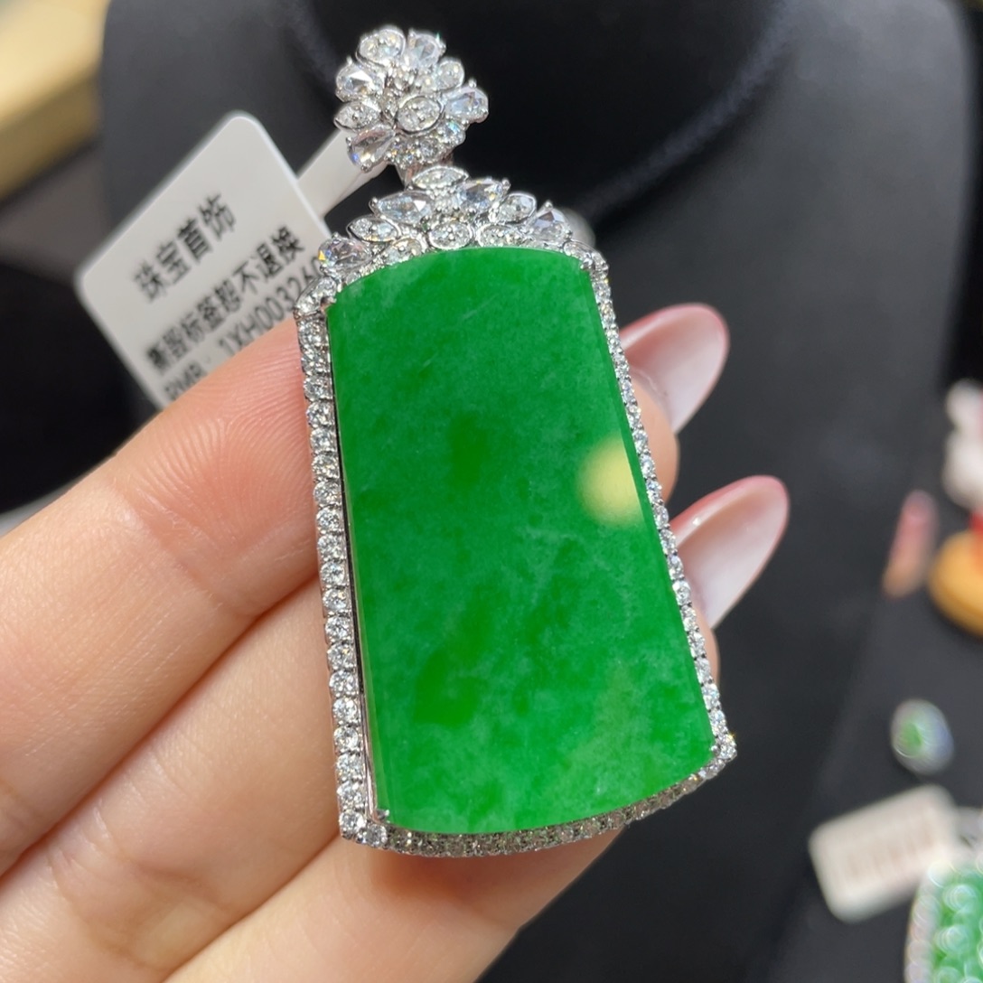 翡翠18K金镶嵌颈饰天然缅甸翡翠a货