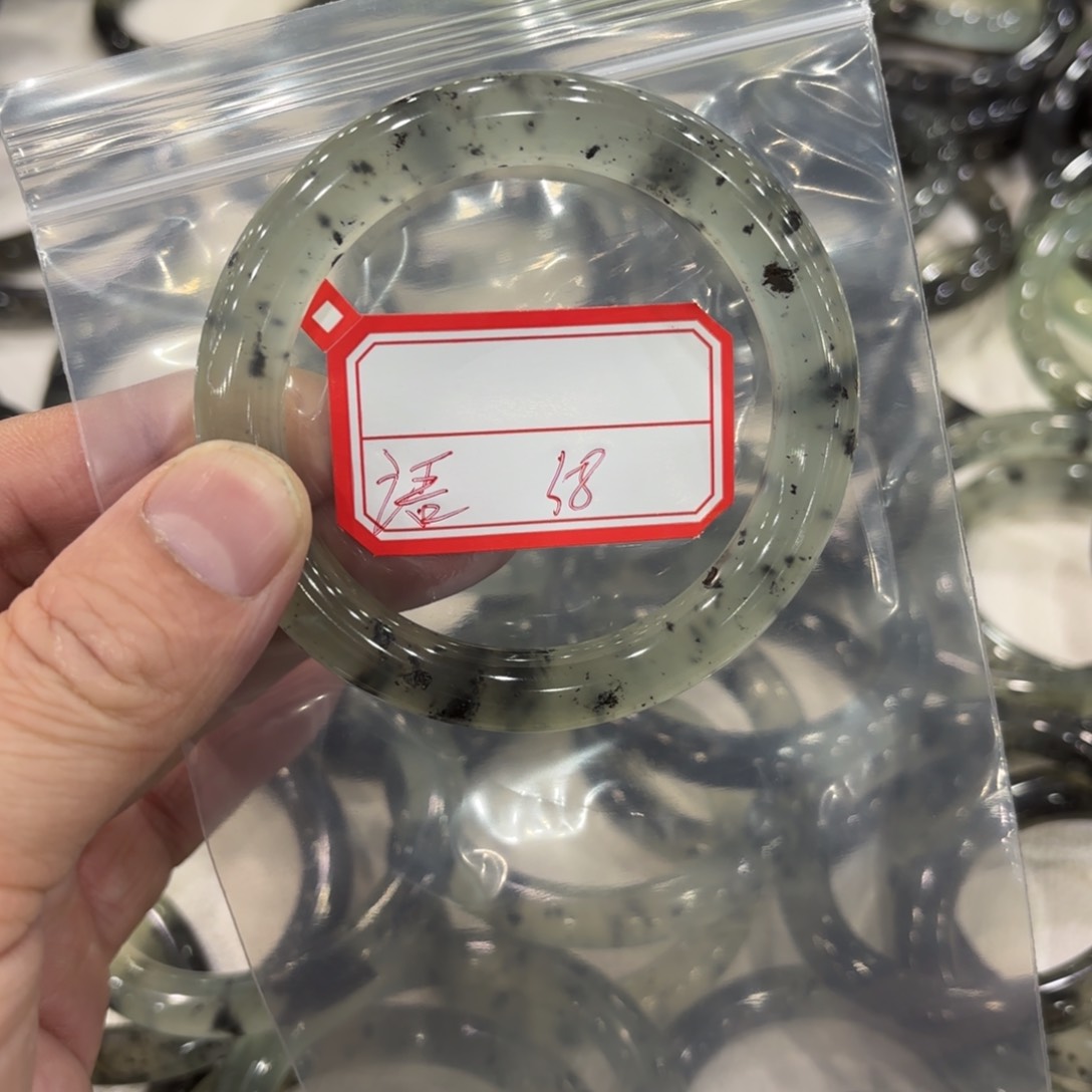 蛇纹石玉手镯未镶嵌落**语