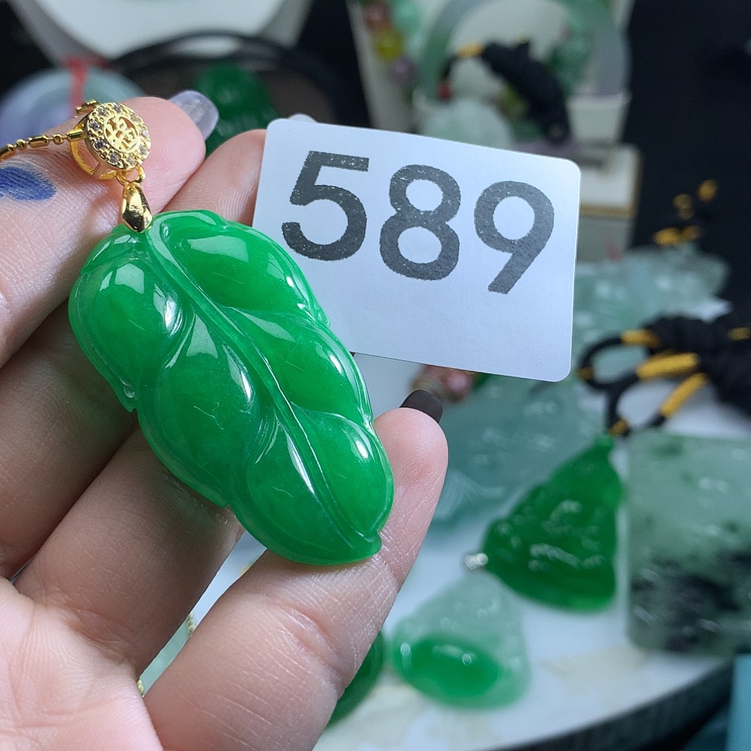 翡翠未镶嵌吊坠(赠链)