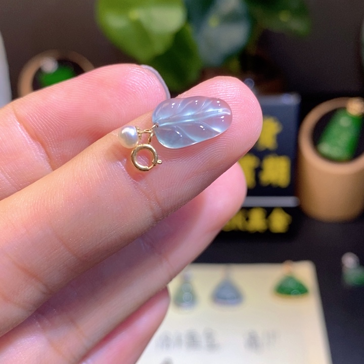 翡翠18K金镶嵌颈饰吊坠