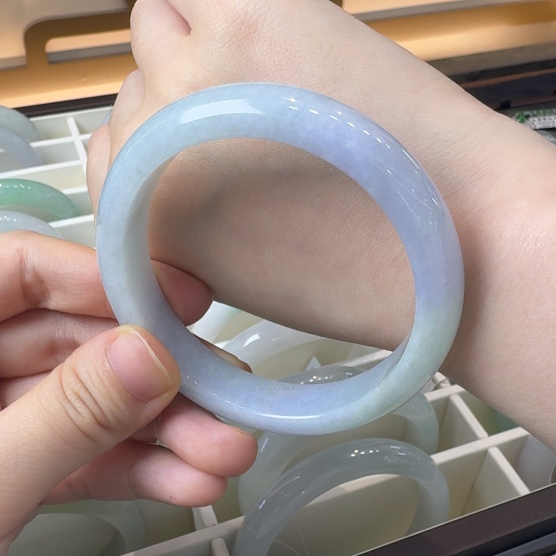 翡翠未镶嵌手镯淡春彩（有包容）