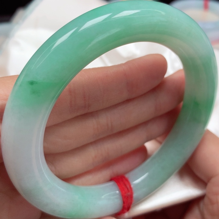 翡翠手镯未镶嵌阳绿飘花
