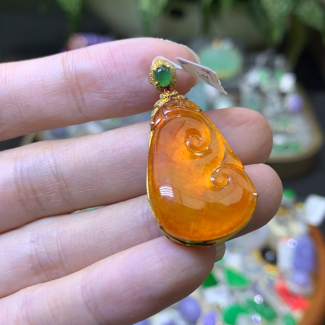 颈饰18K金镶嵌翡翠