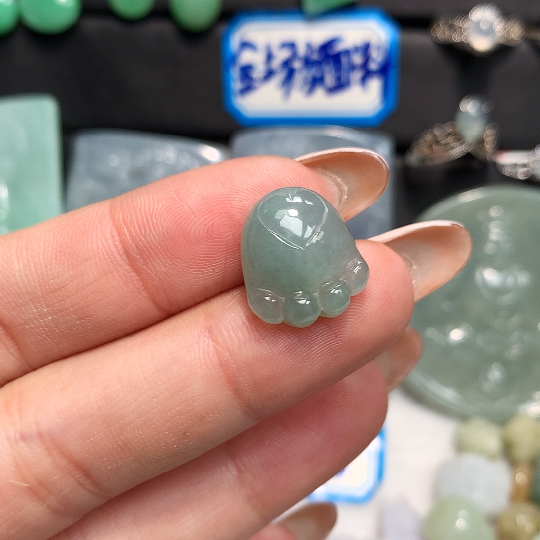 翡翠未镶嵌颈饰熊掌