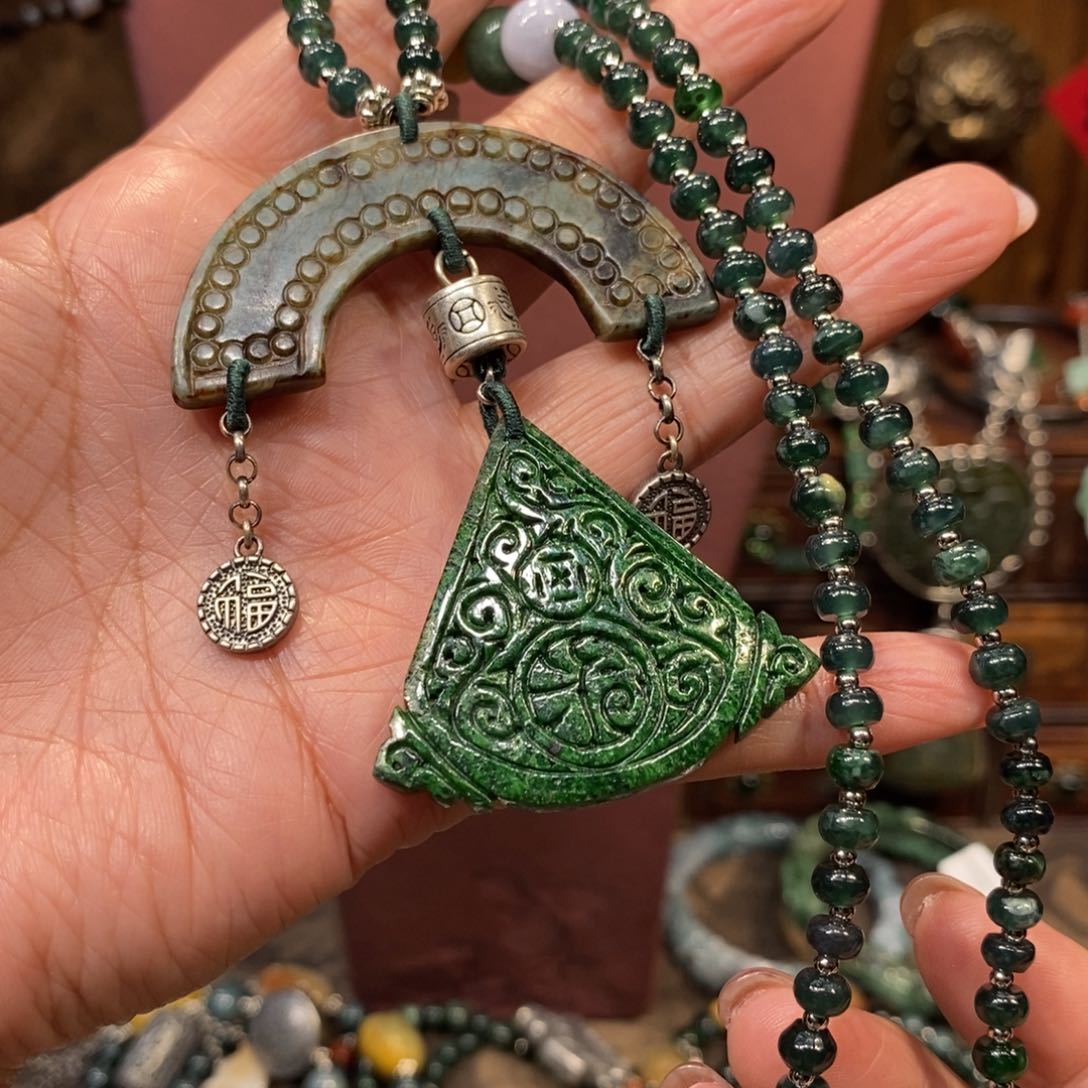 翡翠吊坠(赠链)未镶嵌