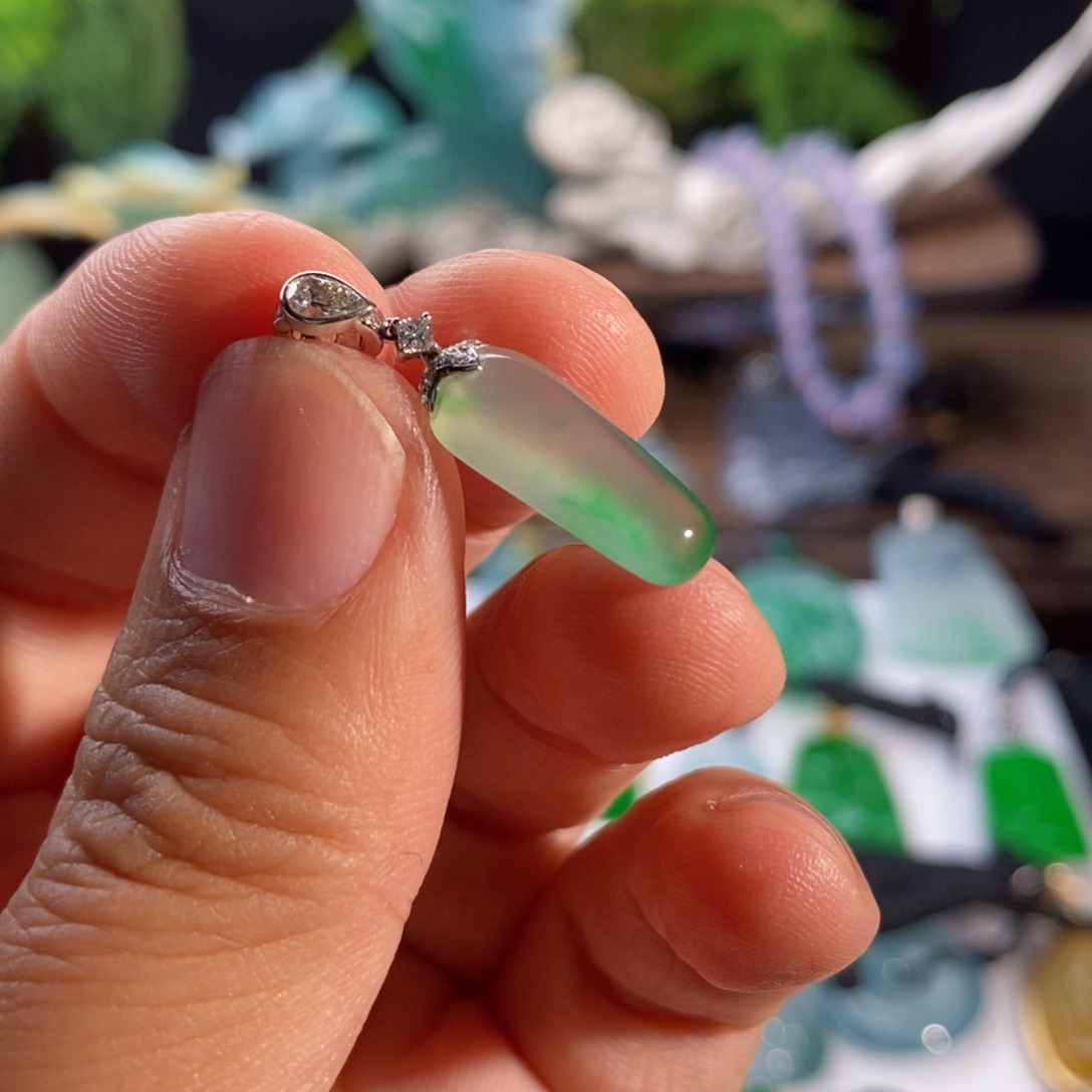 翡翠颈饰18K金镶嵌高冰飘绿小福瓜